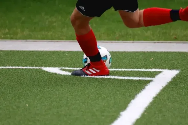 Bluzy sportowe dla przyszłych piłkarzy - jakie wybrać?